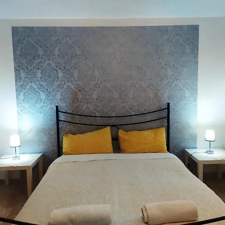 Two Steps From Rialto Bridge