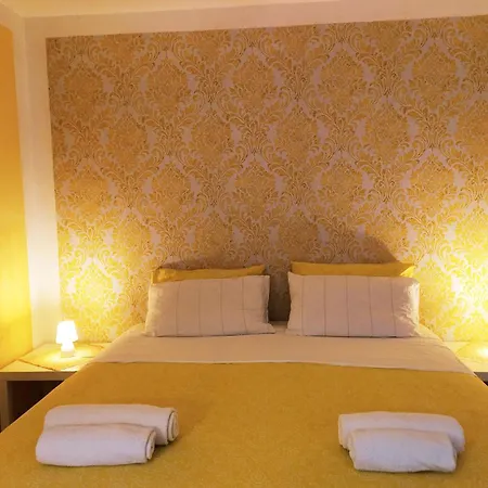 Two Steps From Rialto Bridge *