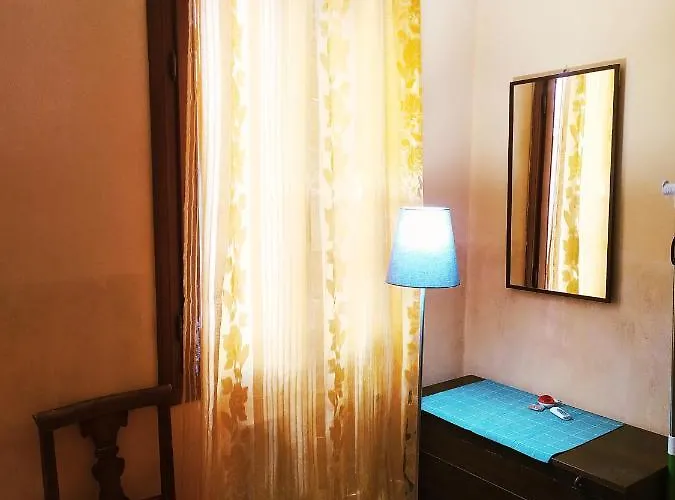 Two Steps From Rialto Bridge *