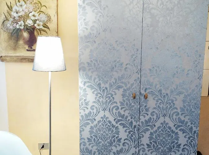 Two Steps From Rialto Bridge