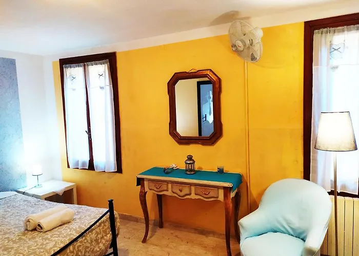 Two Steps From Rialto Bridge *