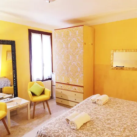 Two Steps From Rialto Bridge