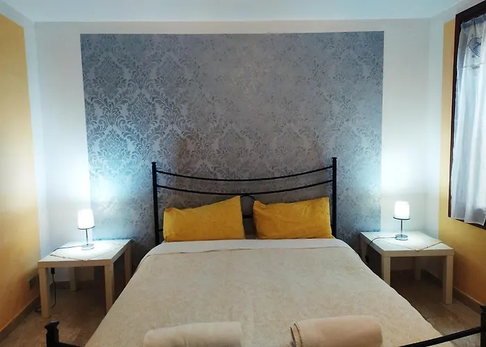 Two Steps From Rialto Bridge