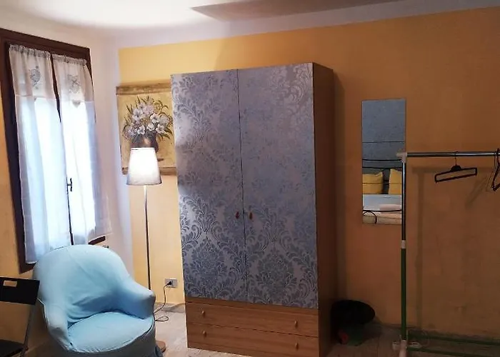 Two Steps From Rialto Bridge