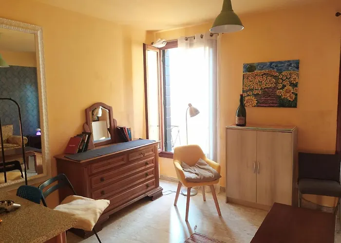 Two Steps From Rialto Bridge *