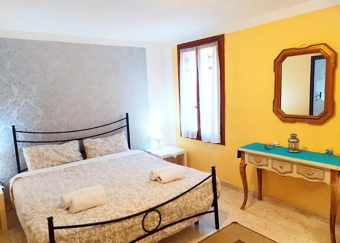 Two Steps From Rialto Bridge