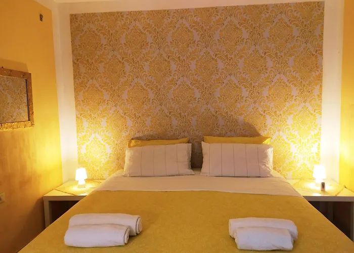 Two Steps From Rialto Bridge *