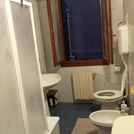 Two Steps From Rialto Bridge *