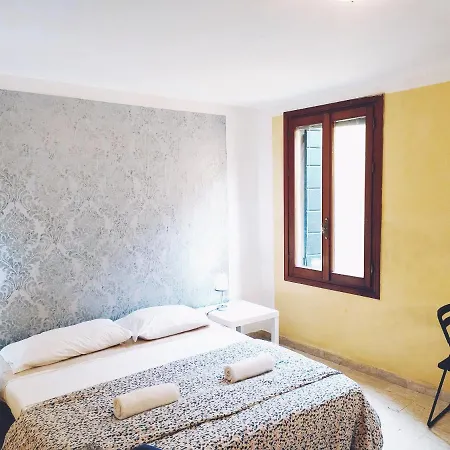 Casa de hóspedes Two Steps From Rialto Bridge