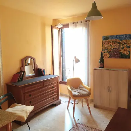 Two Steps From Rialto Bridge *