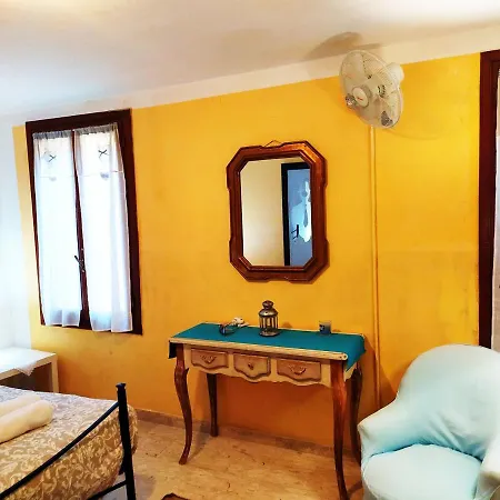 Two Steps From Rialto Bridge *