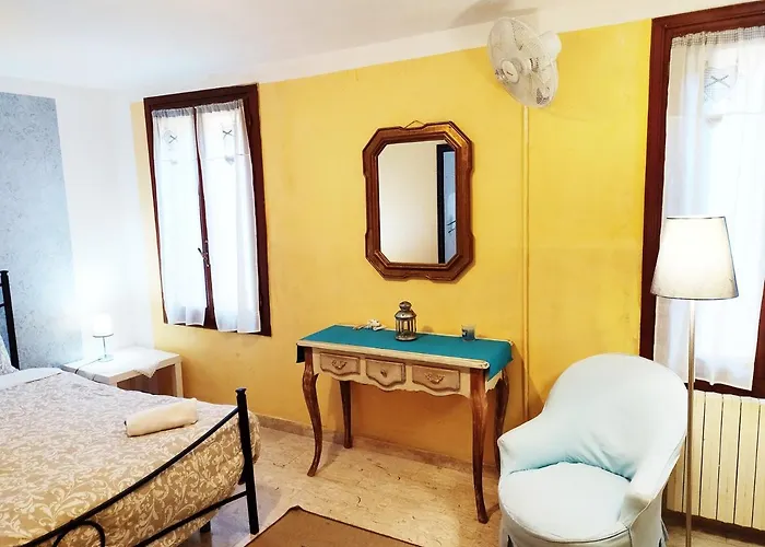 Two Steps From Rialto Bridge *