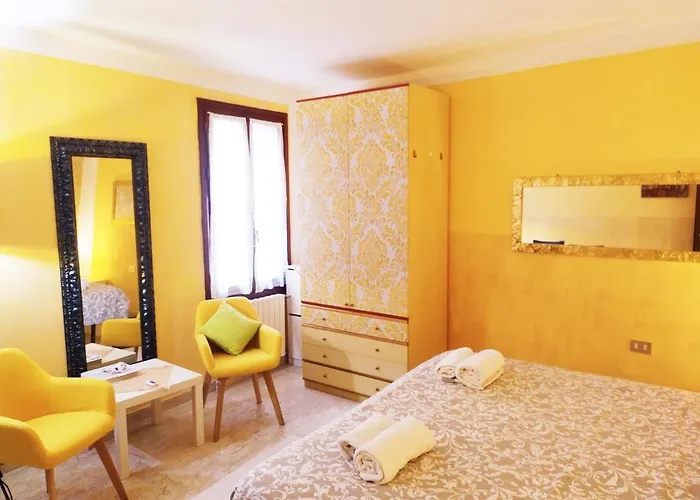 Two Steps From Rialto Bridge