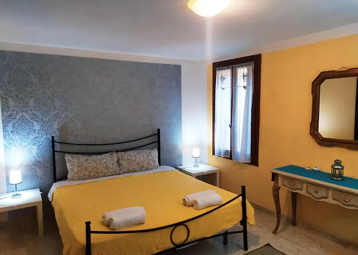 Two Steps From Rialto Bridge *